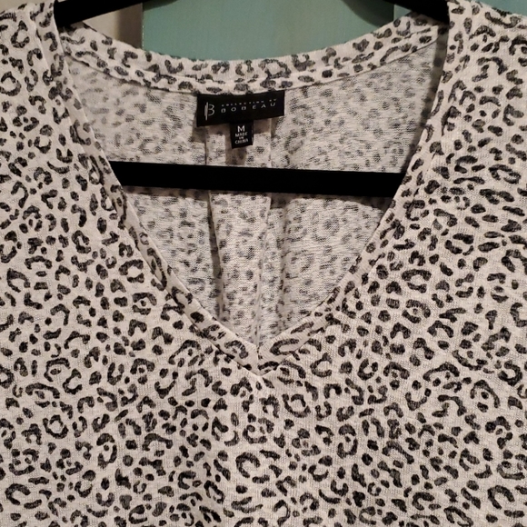 Women's V Neck Leopard 🐆 Print Top - Picture 2 of 4